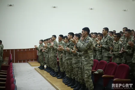 Aprel döyüşlərində şəhid olan hərbçilərin təltif olunduqları medallar ailə üzvlərinə təqdim edilib - FOTO