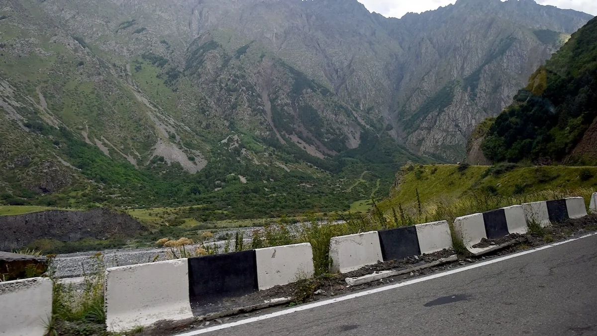 Ermənistanı Rusiya ilə birləşdirən yeganə quru yol bağlanıb
