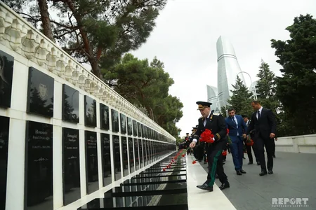 Prokurorluq işçiləri Fəxri və Şəhidlər xiyabanlarını ziyarət ediblər - FOTO