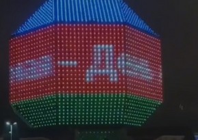 Belarus Milli Kitabxanası Müstəqillik Günü münasibətilə Azərbaycanın üçrəngli bayrağının rənglərinə boyanıb