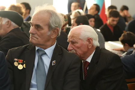 ​Deputatlığa namizəd Rövnəq Abdullayev Bakının Keşlə qəsəbəsində seçicilərlə görüşüb