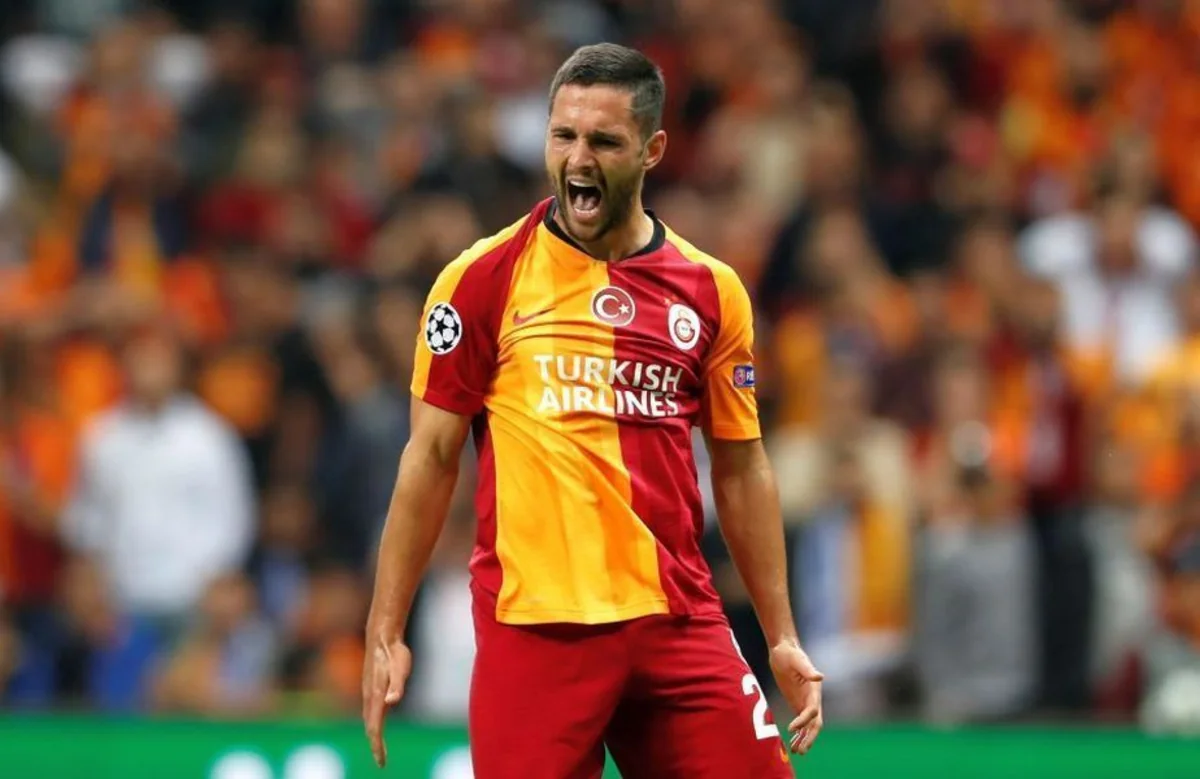 Rumıniyalı hücumçu Qalatasaraydan ayrıldı - RƏSMİ
