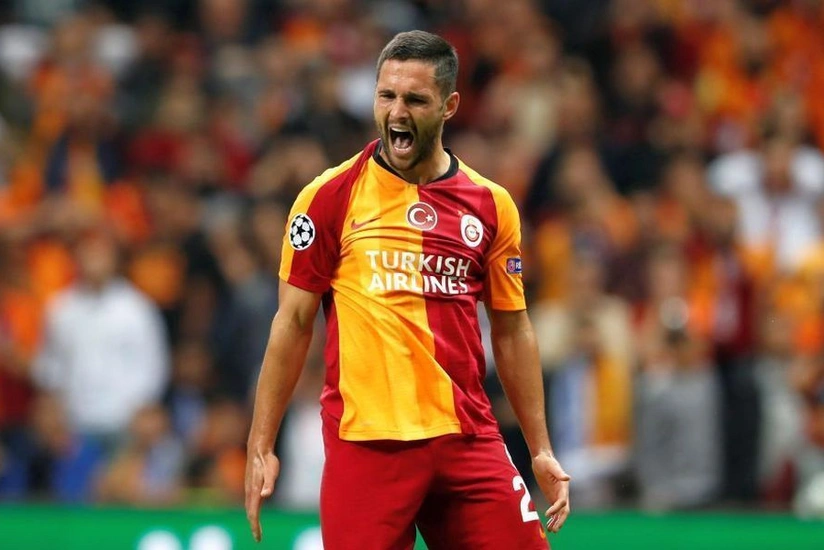 Rumıniyalı hücumçu Qalatasaraydan ayrıldı - RƏSMİ