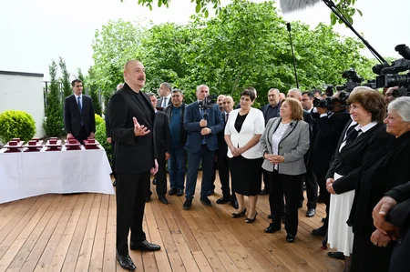 İlham Əliyev və Mehriban Əliyeva Xocalı şəhərinə köçən sakinlərlə görüşüblər - YENİLƏNİB