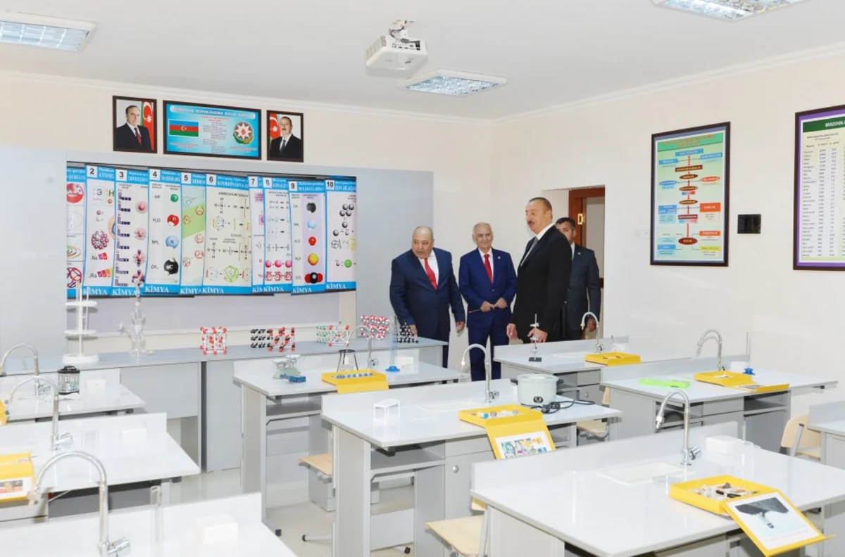 Prezident İlham Əliyev Bakıda 212 saylı məktəbdə yaradılan şəraitlə tanış olub