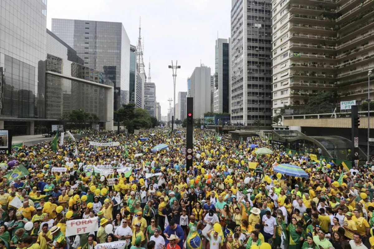 Braziliyada prezidentin istefası tələbi ilə kütləvi nümayişlər keçirilir