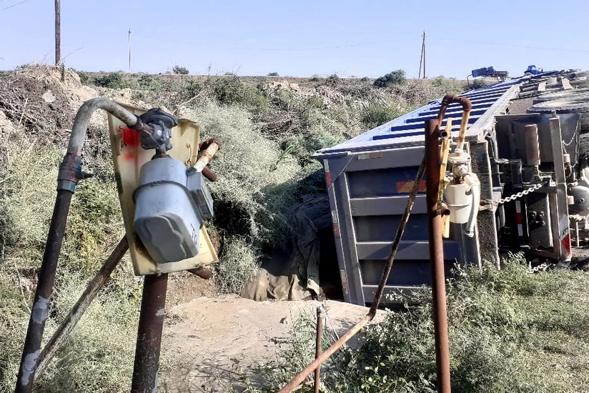 Sabirabadda yük avtomobili qaz xəttinin üzərinə aşdı