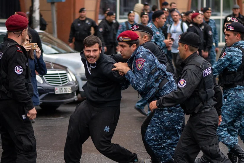 В Ереване задержали семь участников протестов против Пашиняна