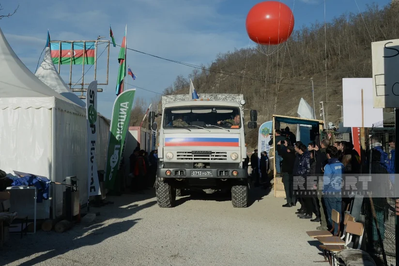 5 more security vehicles of Russian peacekeepers pass freely along Khankandi-Lachin road