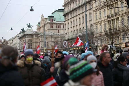 В Австрии десятки тыс. человек протестовали против антиковидных мер