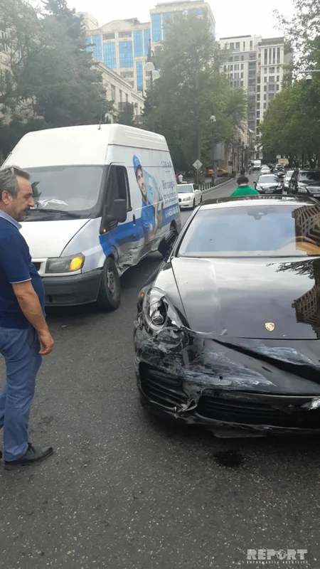 Bakının mərkəzində “Porsche” qəza törədib - FOTO
