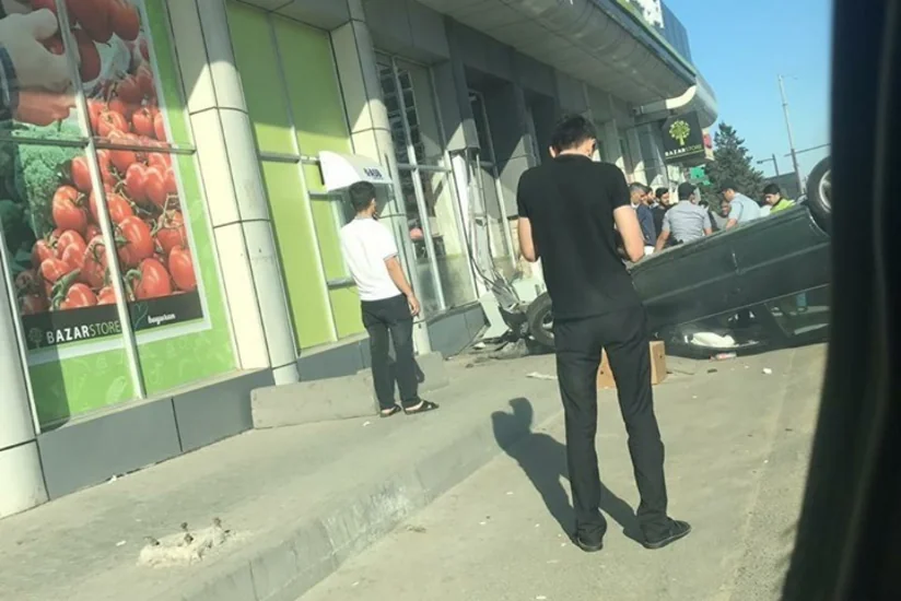 В Баку пьяный водитель авто врезался в пассажирский автобус