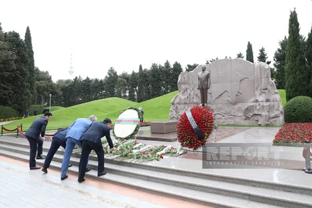 Azərbaycan xalqı Fəxri xiyabanda Ümummilli Liderin məzarını ziyarət edir