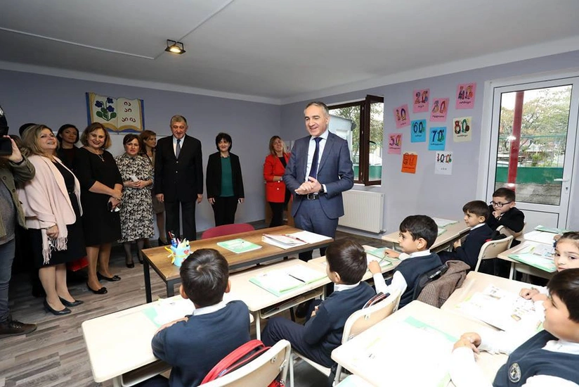 Gürcüstanın təhsil naziri Marneulidə yeni təhsil mərkəzi ilə tanış olub