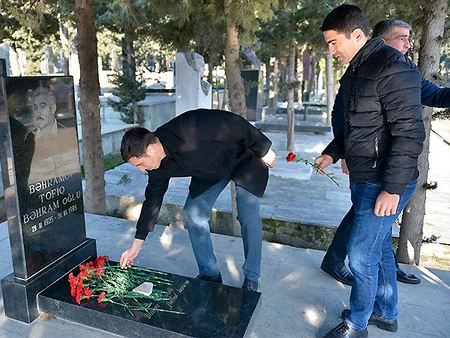 Hakimlər Tofiq Bəhramovun məzarını ziyarət ediblər