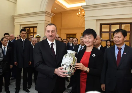 Prezident İlham Əliyev “Huawei” şirkətinin Pekindəki Sərgi Mərkəzində olub