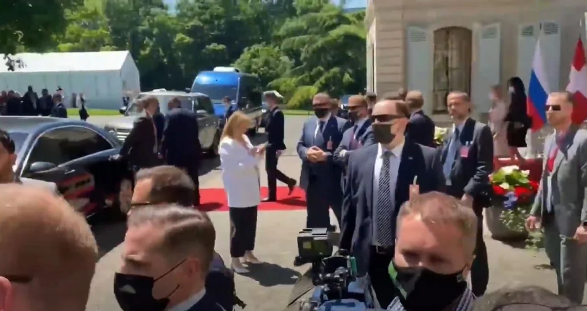 Reporters stage stampede outside Putin-Biden meeting room