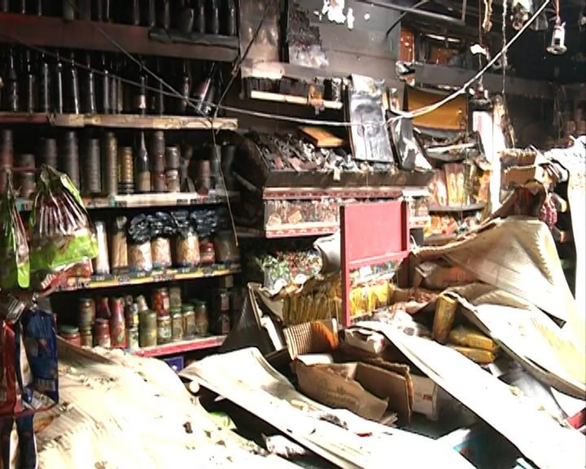 30 min manat ziyan çəkən sahibkar: Marketim yandırılıb - FOTO