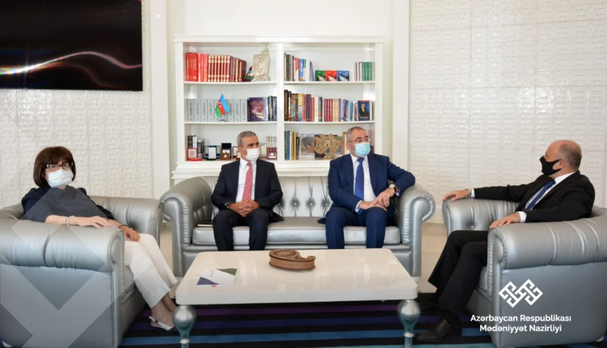 UNESCO siyahısına daxil olan 4 elementin sertifikatı nazirə təqdim edilib