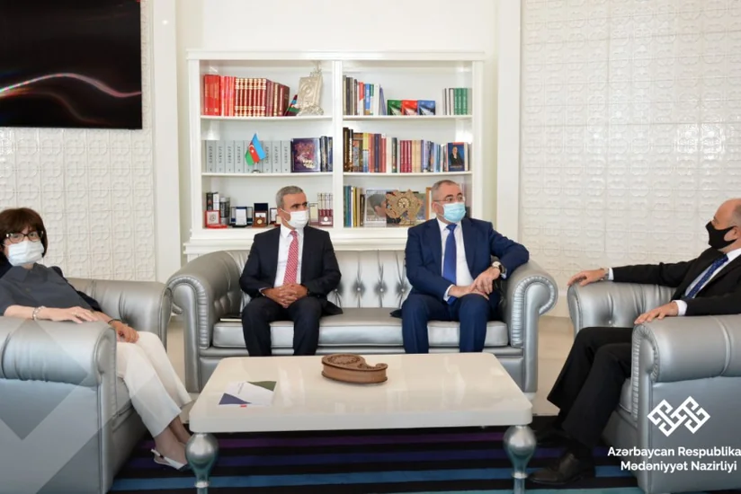 UNESCO siyahısına daxil olan 4 elementin sertifikatı nazirə təqdim edilib
