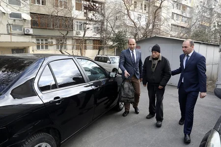 Küçədə qalan Bakı sakini sığınacağa yerləşdirildi - FOTO