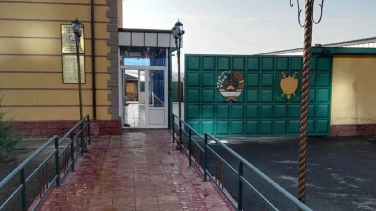 В Таджикистане арестован начальник колонии, где  в результате бунта погибли 50 заключенных