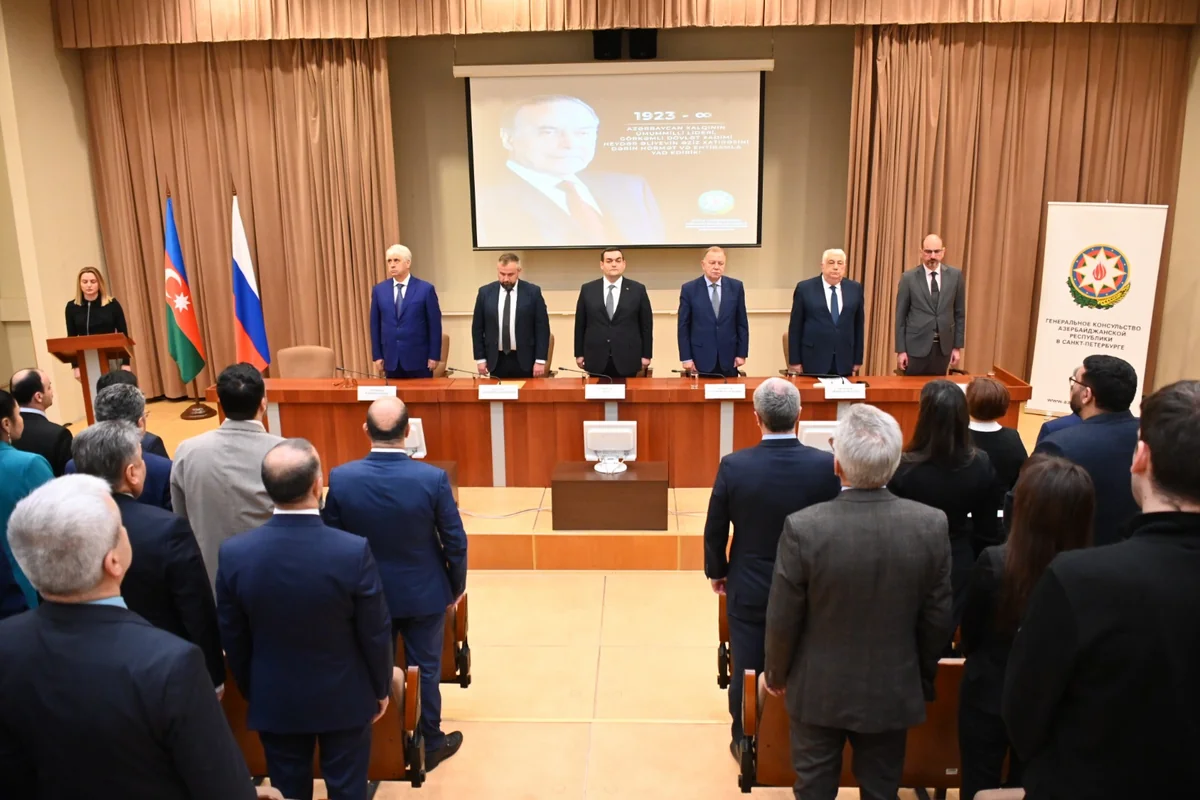 Sankt-Peterburqda Ümummilli Lider Heydər Əliyevin xatirəsi anılıb