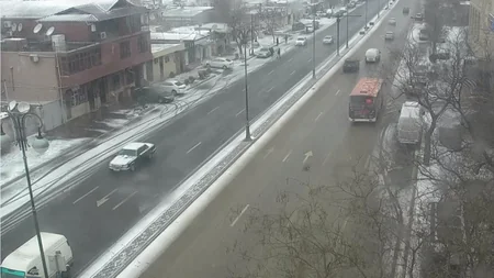 Qarlı hava Bakının mərkəzi küçə və prospektlərində sıxlıq yaradıb - FOTO