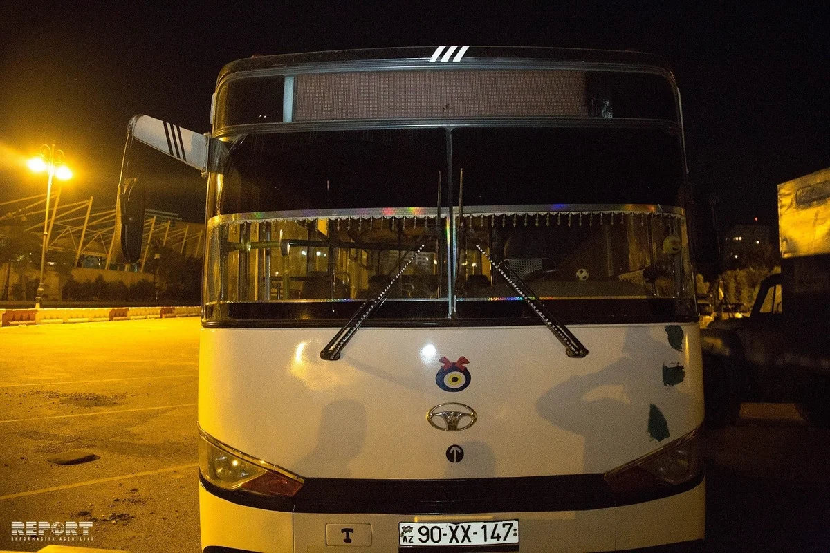 Bakıda sürətlə hərəkətdə olan sərnişin avtobusu piyadanı vurub - FOTO