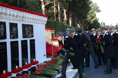 Prokurorluq əməkdaşları Şəhidlər xiyabanını ziyarət edib
