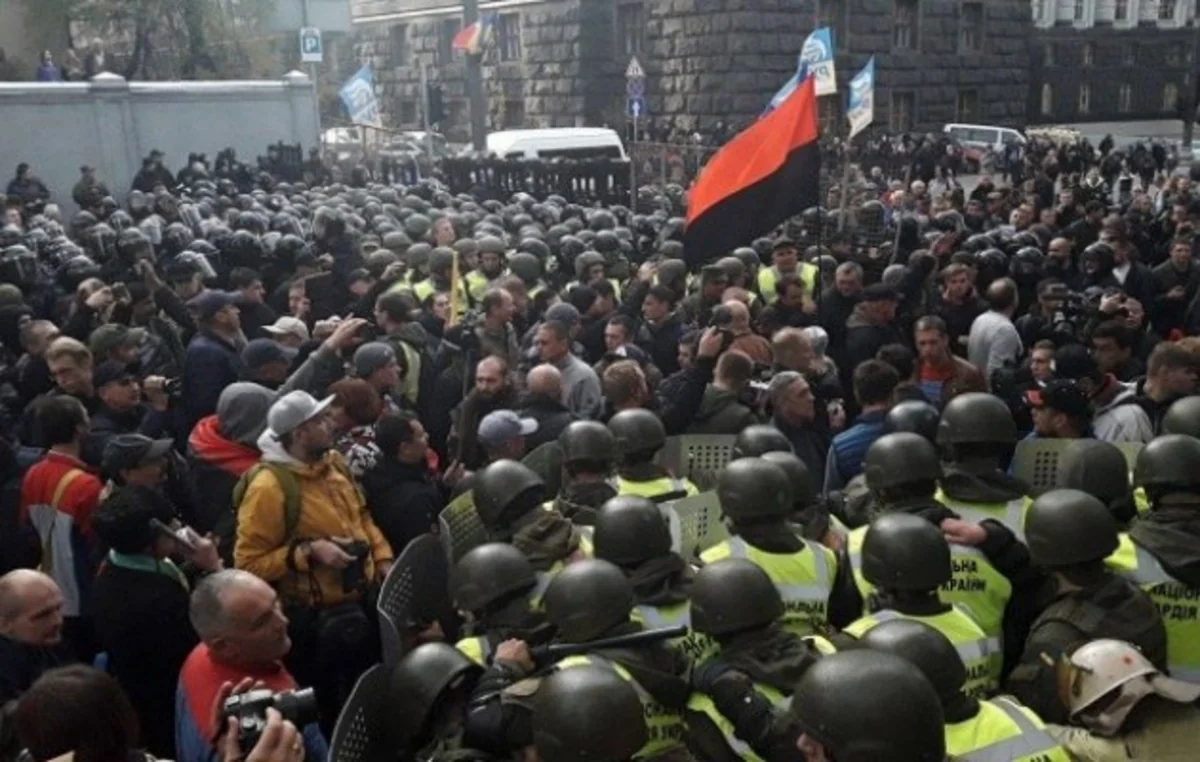При столкновении у Рады пострадали около десяти митингующих - ОБНОВЛЕНО