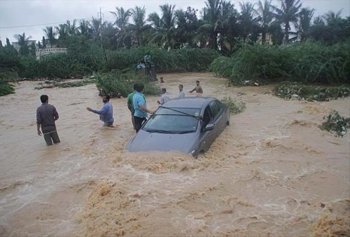 Somalia floods: Bodies unearthed and bridges swept away