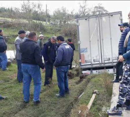 Astarada yük maşını idarəetmədən çıxaraq su kanalına düşüb - FOTO