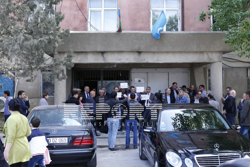 Müsavat rəhbərliyi partiya qərargahı qarşısında aksiya keçirən müsavatçıların cəzalandırılacağını bəyan edib