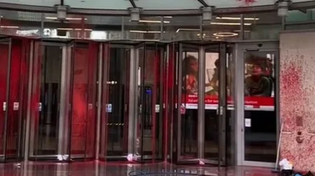 BBC-nin baş ofisinin binası qırmızı boya atılıb