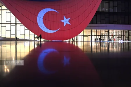 Heydər Əliyev Mərkəzi Türkiyə bayrağı ilə işıqlandırılıb