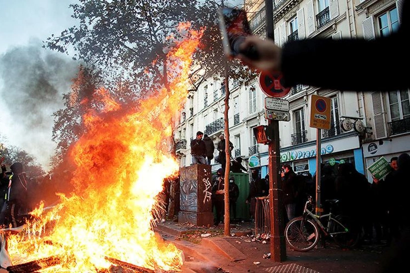 Parisdə iğtişaşlar zamanı 37 polis və jandarm yaralanıb, binalar yandırılıb