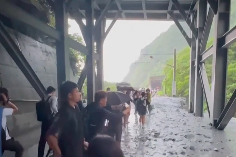 На Тайване поезд с 500 пассажирами частично сошел с рельсов