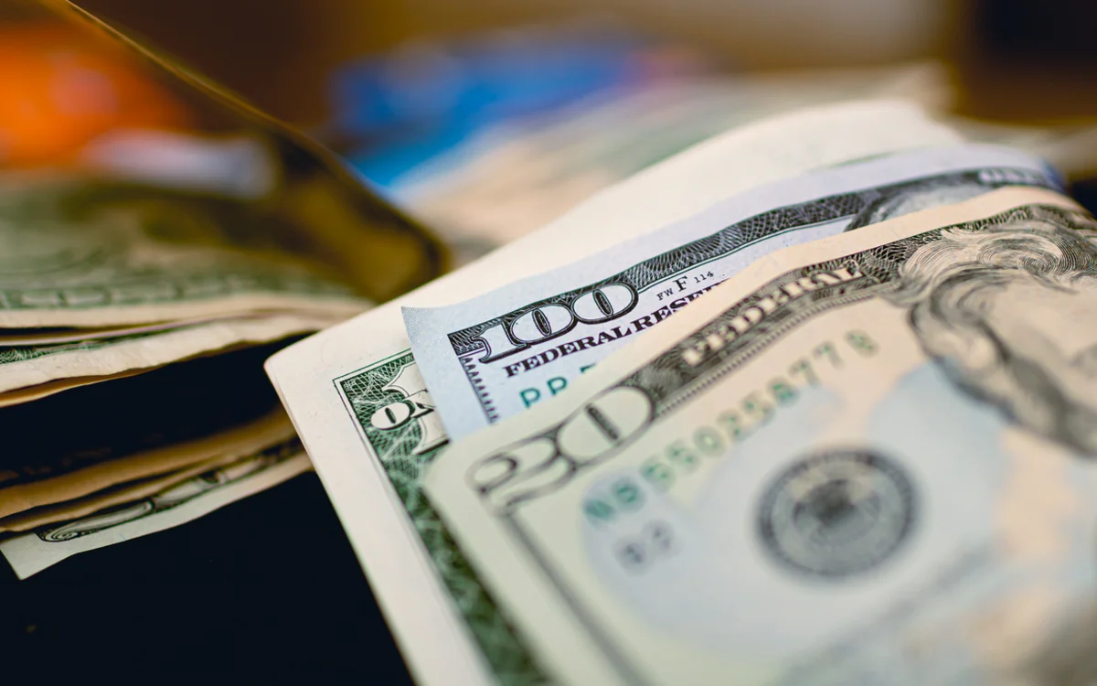 Доллар укрепился к евро в ожидании статданных по безработице в США