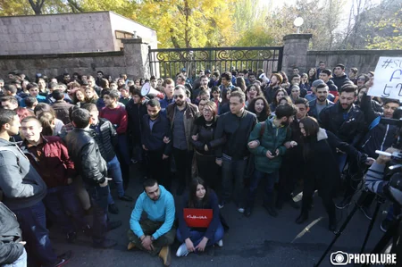Clash breaks out between police and protesting students in Armenia - UPDATED