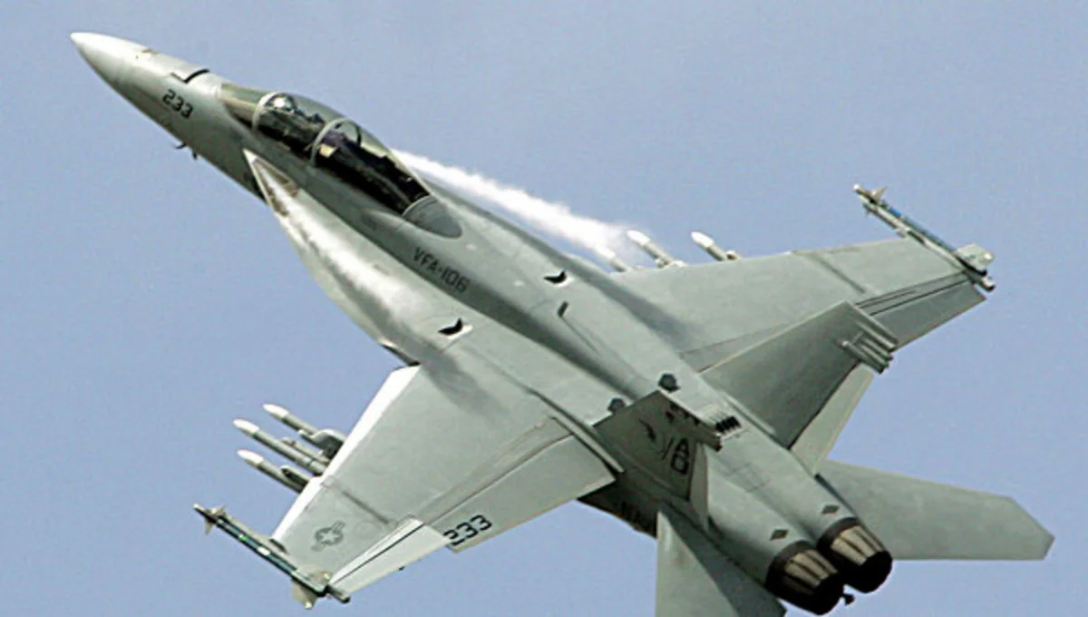 СМИ: Два военных самолета F-18 столкнулись над побережьем США