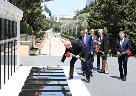 Macar parlamentarilər Fəxri və Şəhidlər xiyabanlarını ziyarət ediblər