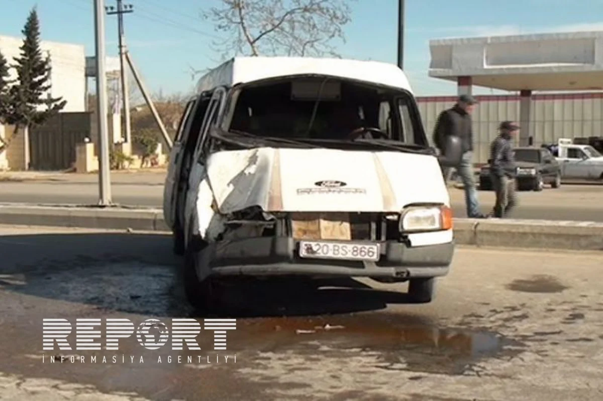 Yevlaxda yük avtomobili ilə mikroavtobus toqquşub: 5 sərnişin xəsarət alıb - FOTO