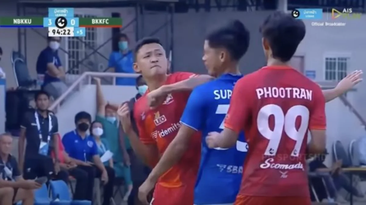 Kubok matçında futbolçu dirsək zərbəsi ilə rəqibini yerə sərib