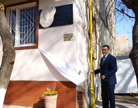 ​Daşkənddə azərbaycanlı rəssam Yusif Hüseynovun yaşadığı evin qarşısında barelyefinin açılışı olub