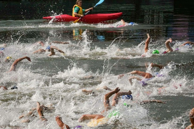 Three German open water swimmers sick after competing in River Seine