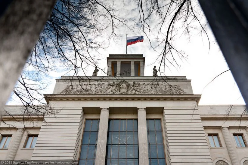 Неизвестные забросали баллонами и бутылками с краской здание посольства РФ в ФРГ