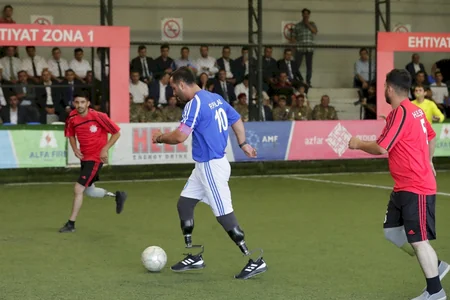 Protezlə təmin edilən qazilər futbol oynayıb