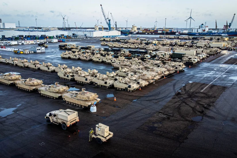 В польском порту Щецина началась выгрузка на берег американских танков Abrams