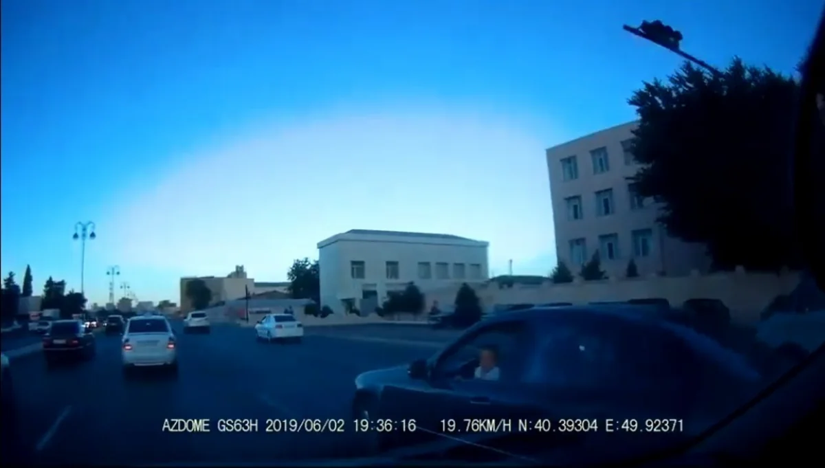 Babək prospektində avtomobil sürən uşaq - VİDEO